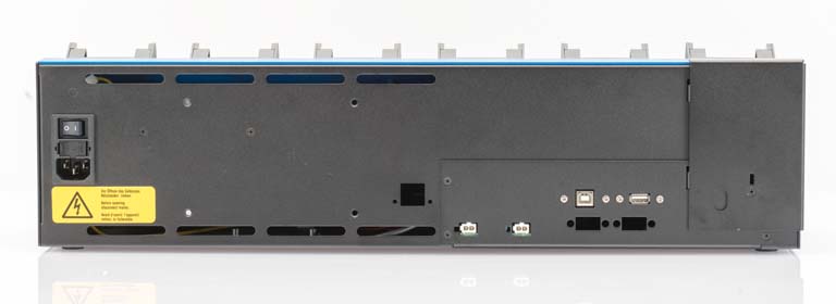 Rückseite eines elektronischen Geräts mit Anschlüssen und Netzschalter.
