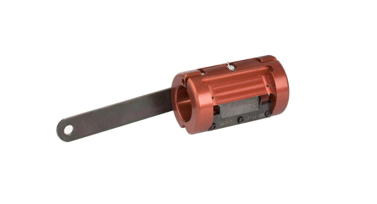 Rote mechanische Komponente mit langem schwarzen Arm und Schrauben.