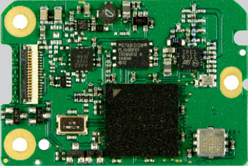 Grüne elektronische Platine mit verschiedenen Chips und Komponenten.
