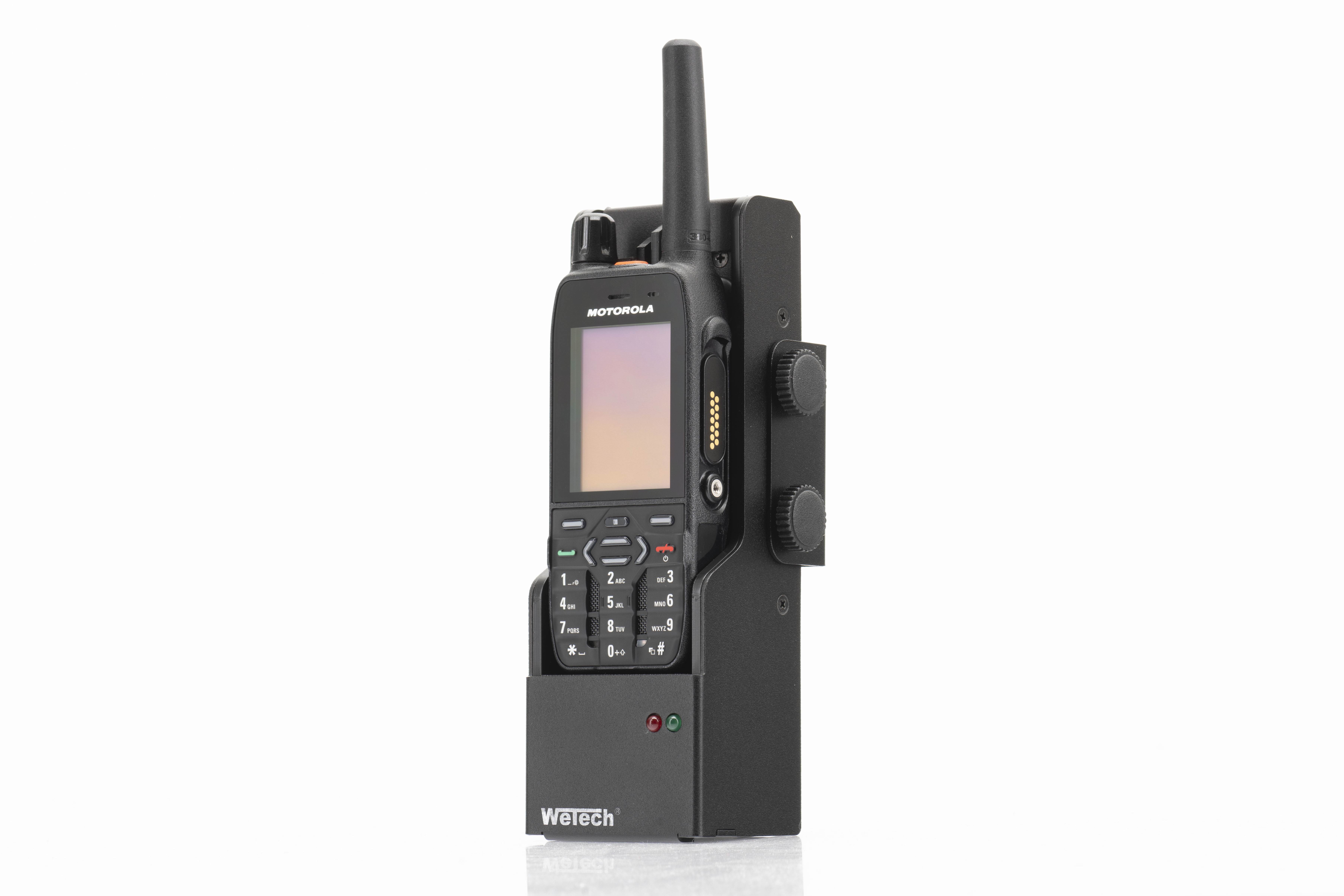 Schwarzes Funkgerät mit Antenne in Halterung, Vorderansicht.