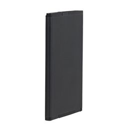 Schwarze, rechteckige Dachziegel aus Beton mit glatter Oberfläche.