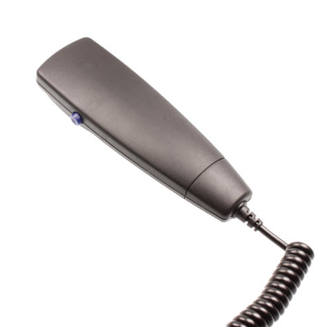 Grauer Telefonhörer mit Spiralkabel auf weißem Hintergrund.