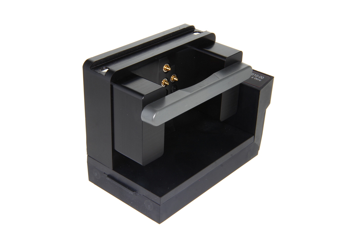 Schwarze Halterung mit Griff und Metallkontakten, seitliche Ansicht.