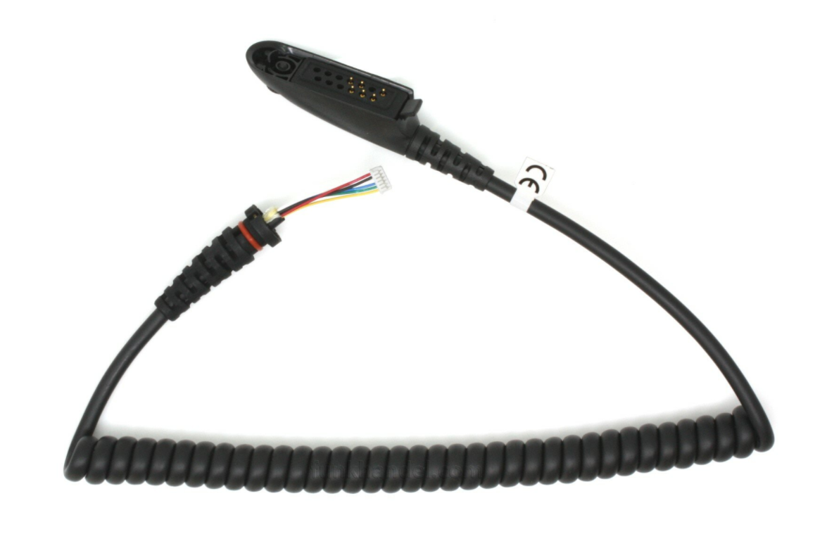 Schwarzes Spiralkabel mit farbigen Drähten und CE-Markierung.