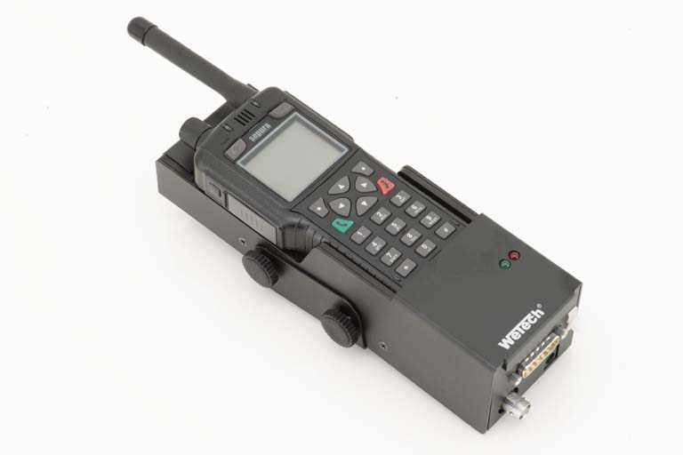 Tragbares Funkgerät mit Antenne, Tastenfeld und Bildschirm auf weißem Hintergrund.