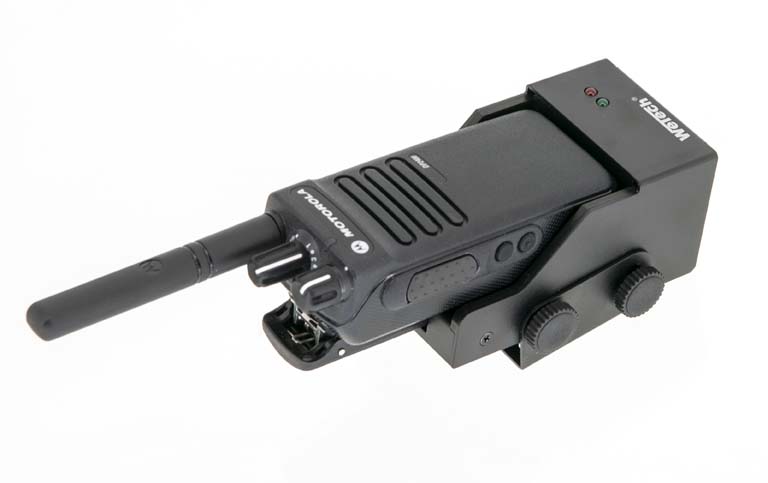 Schwarzes Walkie-Talkie mit Antenne und zwei Drehknöpfen.