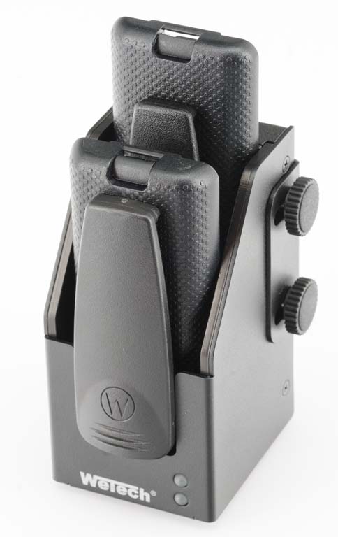 Schwarzgraues Ladegerät für Akkus, zwei sichtbare Schächte.