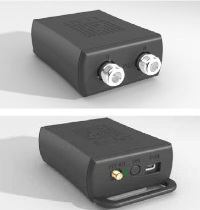 Elektronisches Gerät mit zwei Anschlüssen oben und Anschlüssen hinten.