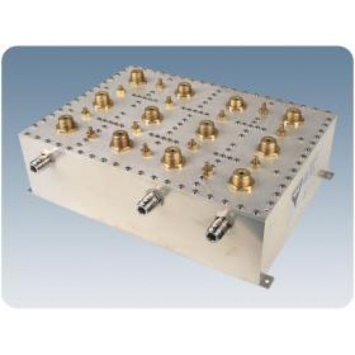 7000-00512900_pro_01.jpg Rechteckiges elektrisches Bauteil mit mehreren goldenen Anschlüssen und Steckverbindern.