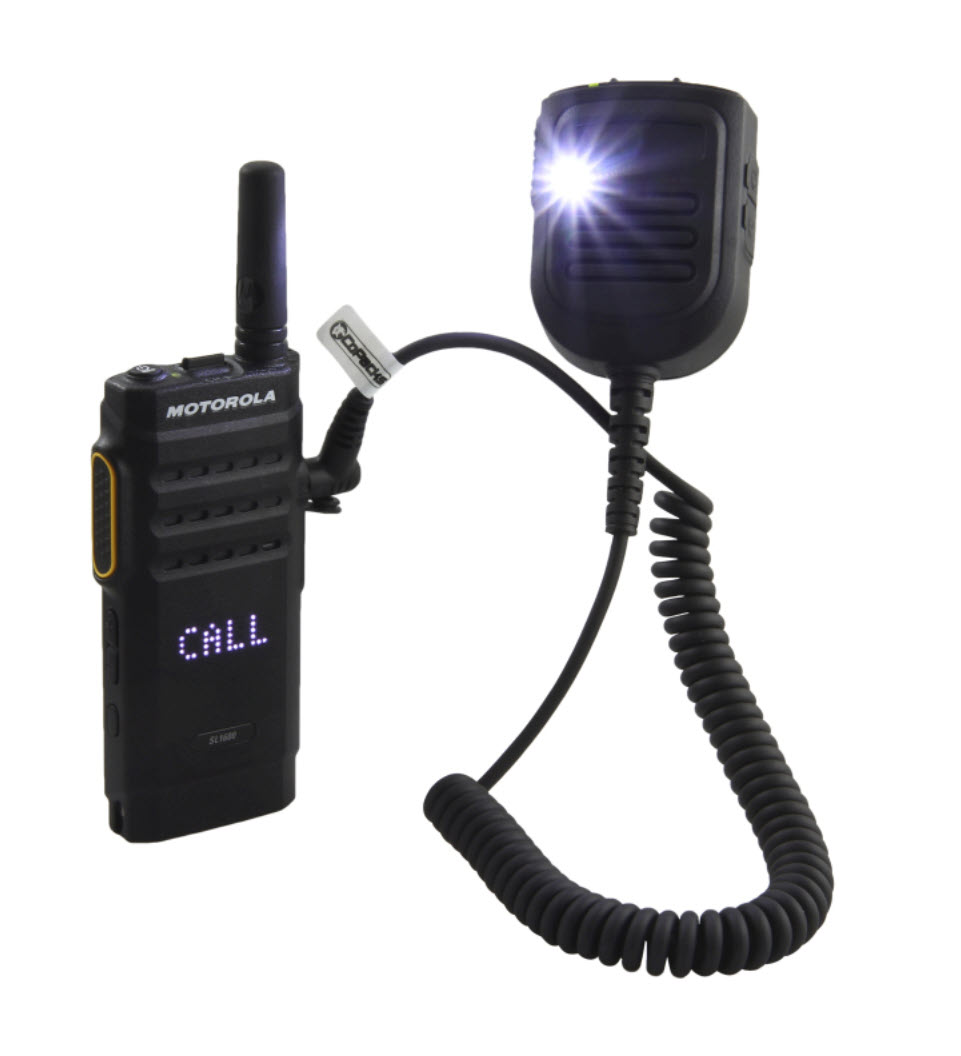 Funkgerät mit hellem Mikrofonlicht und CALL-Display.