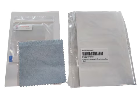 Zwei versiegelte Beutel, einer mit einem blauen Tuch, der andere mit einem Papieretikett.