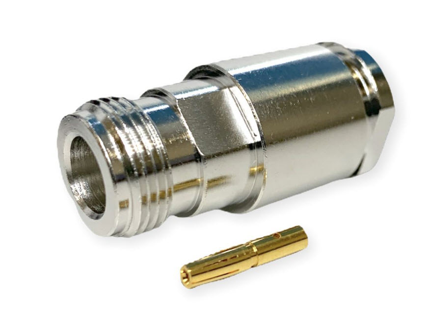 Metallsteckverbinder mit separatem goldenen Pin.