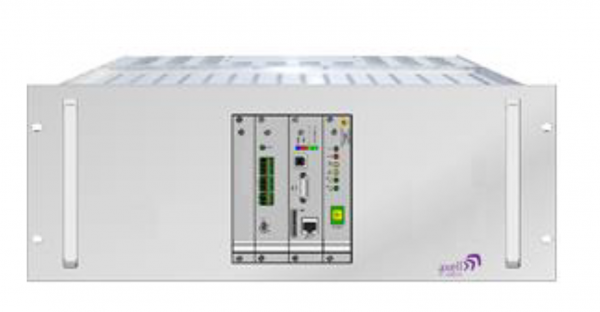 Elektronisches Gerät mit Steckplätzen und Anschlüssen auf der Vorderseite.