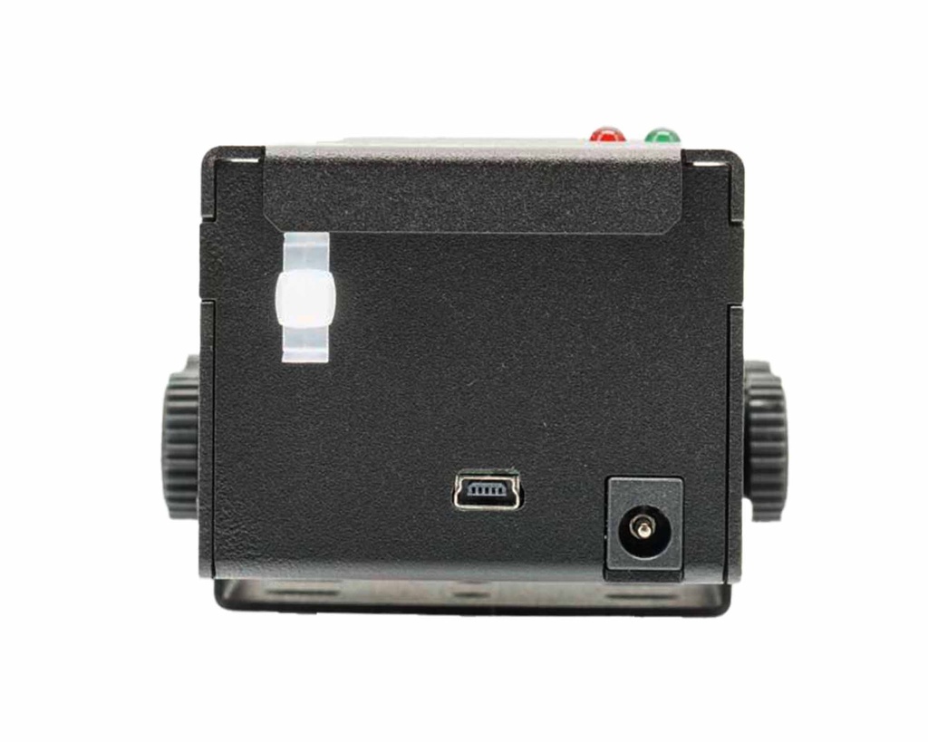 Rückseite eines schwarzen Geräts mit USB-Anschluss und Strombuchse.