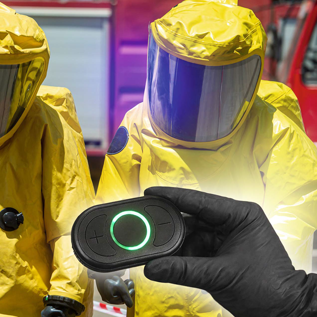 Personen in Schutzanzügen halten ein leuchtendes Gerät.