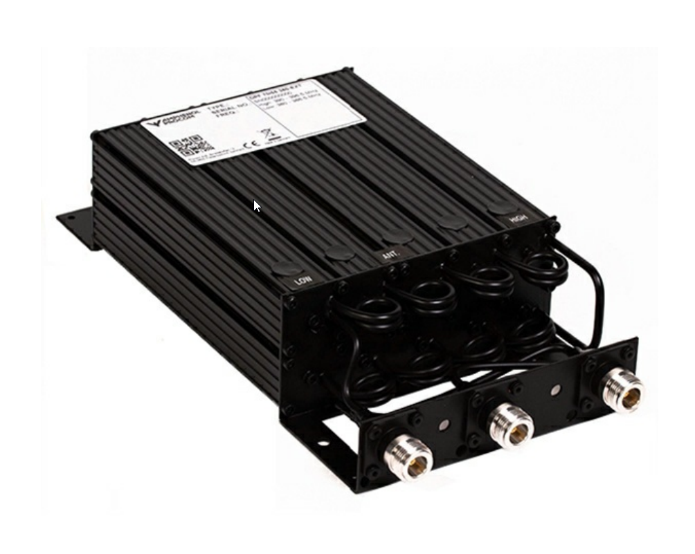 Schwarzer elektronischer Netzwerkanschluss mit mehreren Kabelanschlüssen.