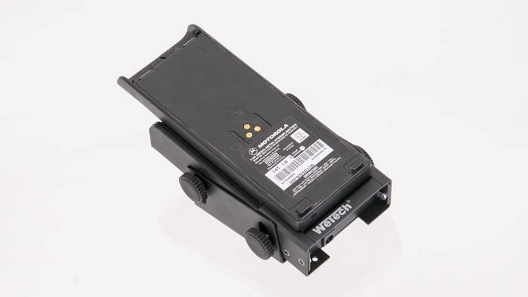 Schwarzes Motorola-Funkgerät mit Knöpfen an Dockingstation.