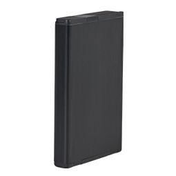 Schwarzes, rechteckiges tragbares Ladegerät in vertikaler Position.