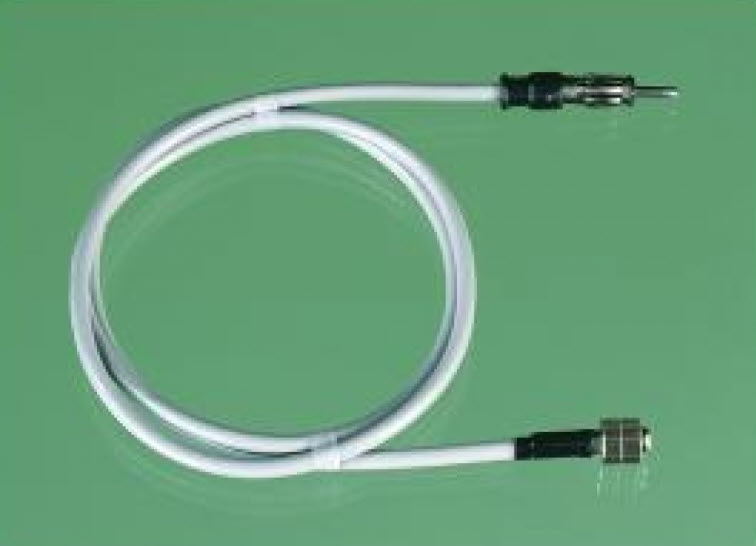 Weiße Koaxialkabel mit männlichem und weiblichem Stecker, grüner Hintergrund.