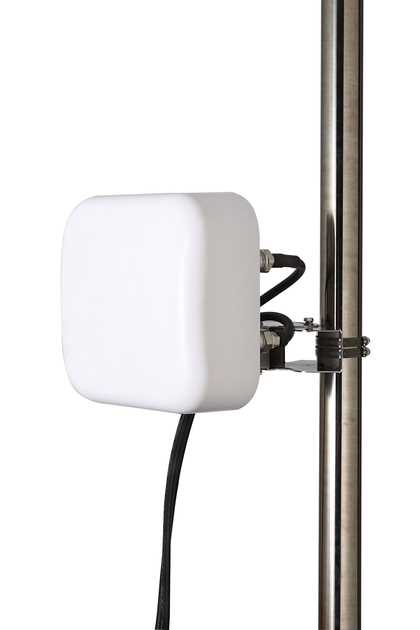 7000-00041800_com_02.jpg Quadratische, weiße Antenne an einem Metallmast montiert.