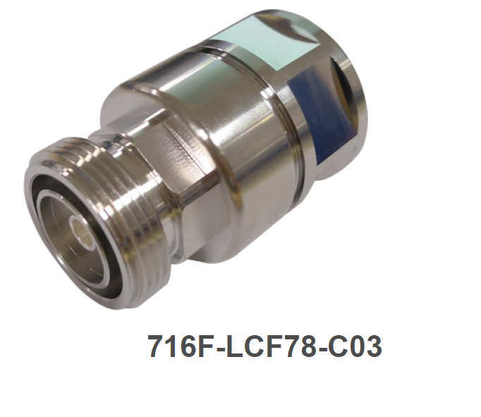 Metallischer Rohrverbinder mit sechseckiger Form, glänzendem Finish.