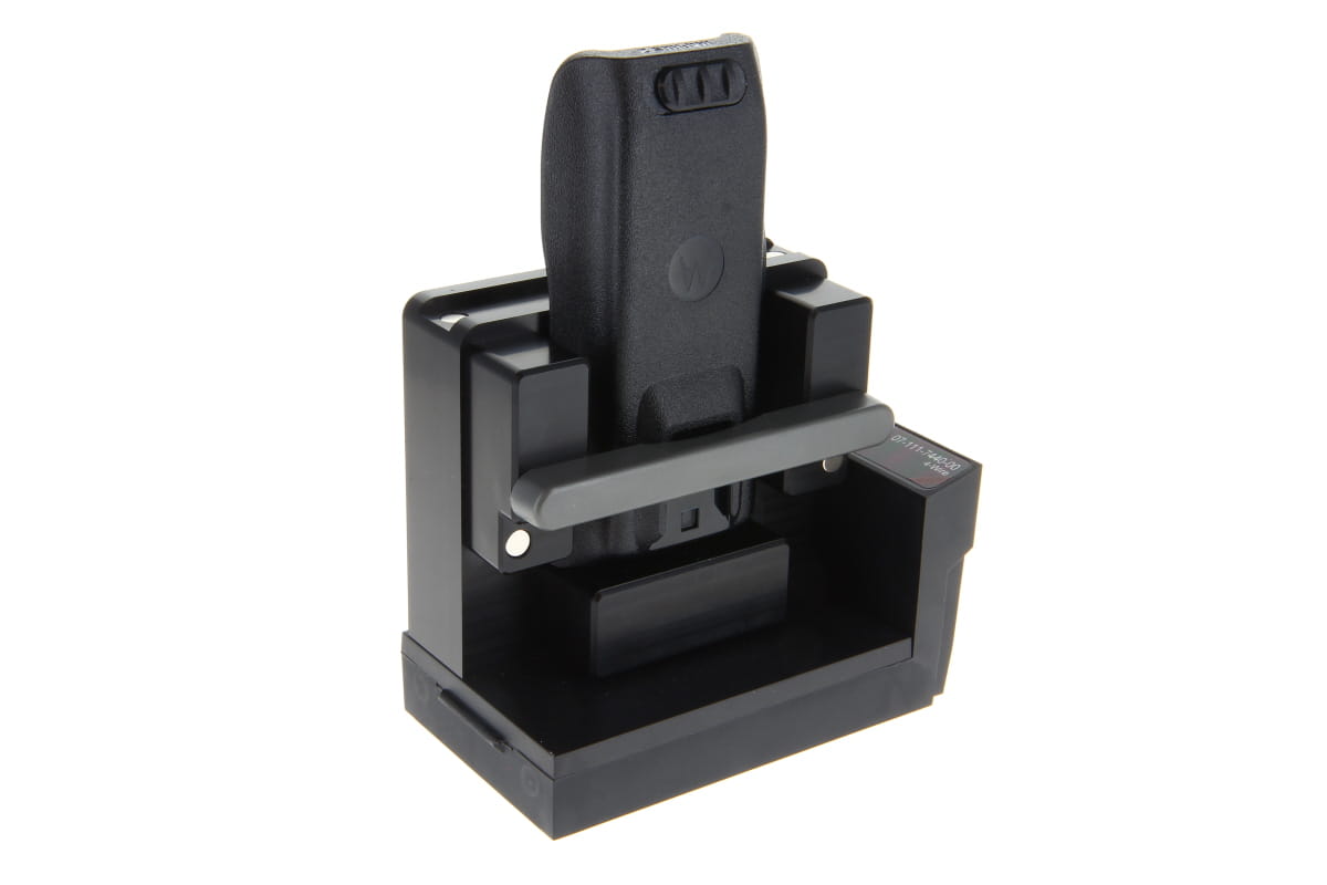 7000_00757993_COP_02.jpg Schwarzes Ladegerät mit eingestecktem Funkgerät.