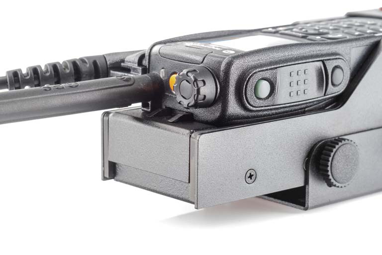 7000-00751492_wem_08.jpg Close-up of a radio device with connection cables.