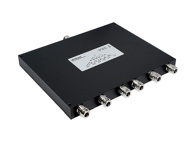 Schwarze elektronische Box mit fünf Steckverbindungen an einer Seite.