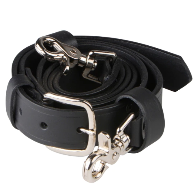 Gefaltete schwarze Ledertasche mit Silberverschlüssen.