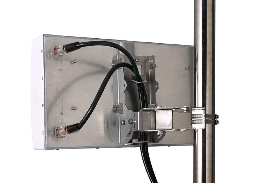 7000-00041600_com_02.jpg Metallgehäuse mit Kabeln, an einem Metallmast befestigt.