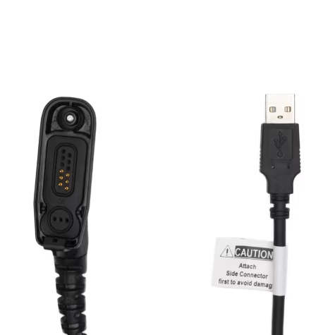 USB-Kabel mit Sicherheitswarnung und Mehrfachstecker für spezielle Geräteanschlüsse.