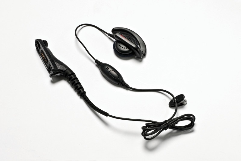 Ohrhörer mit Clip, Mikrofon und Kabel, auf weißem Hintergrund.