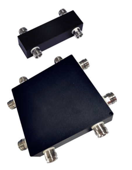 7000_00754208_RFS_01.jpg Zwei Antennenverteiler mit mehreren Anschlüssen, schwarz, rechteckig