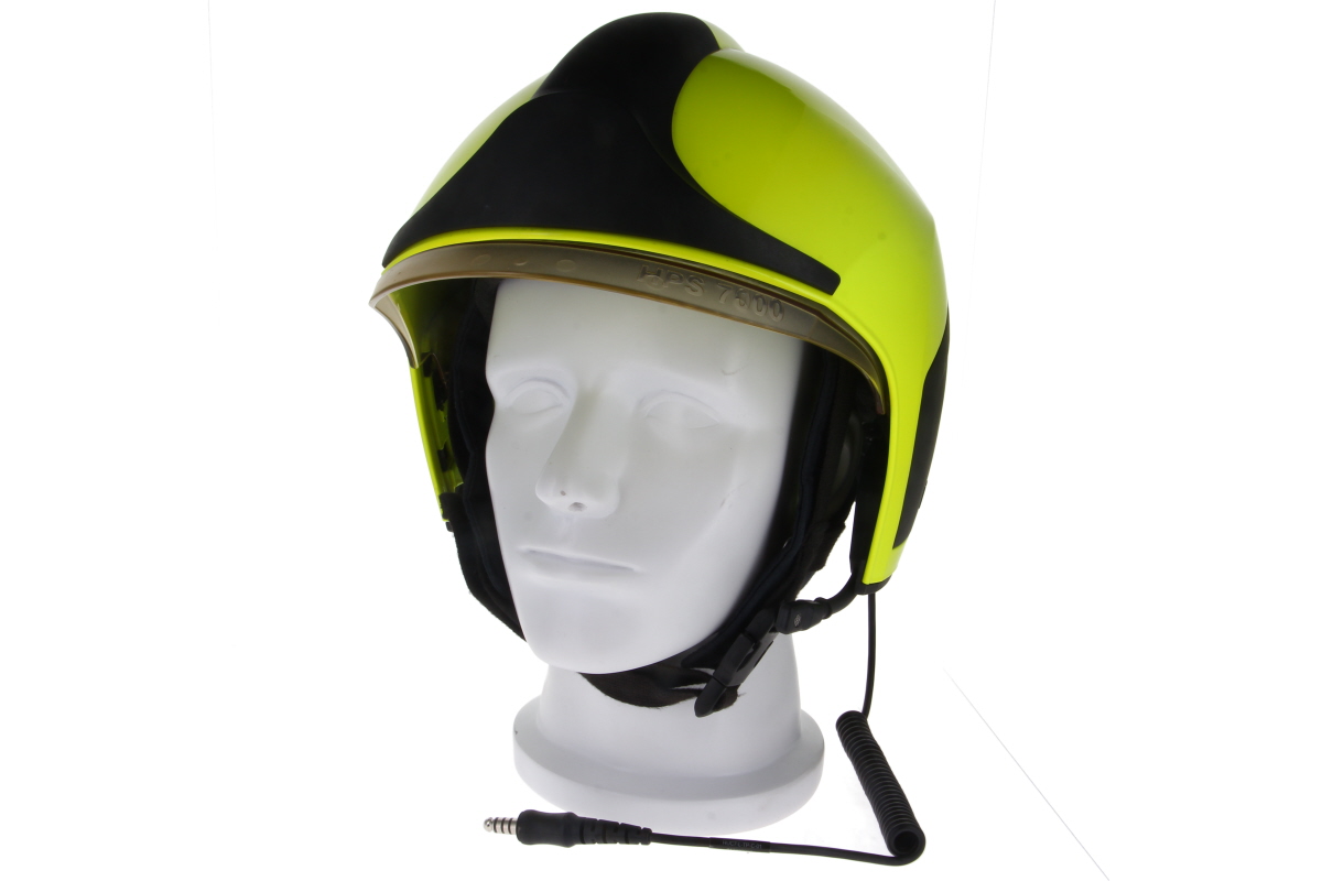 Gelber Schutzhelm mit schwarzem Visier und Kabel.