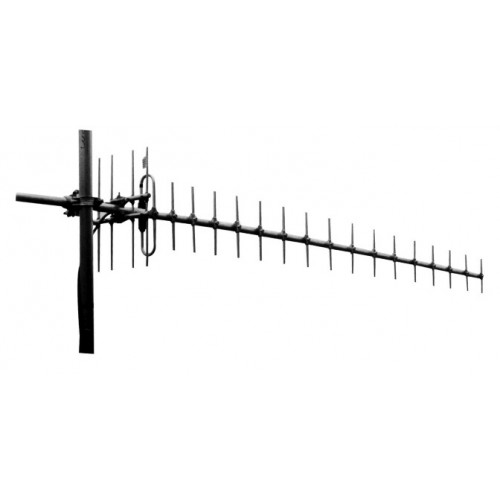 Yagi-Antenne mit mehreren Elementen auf einem Mast montiert.