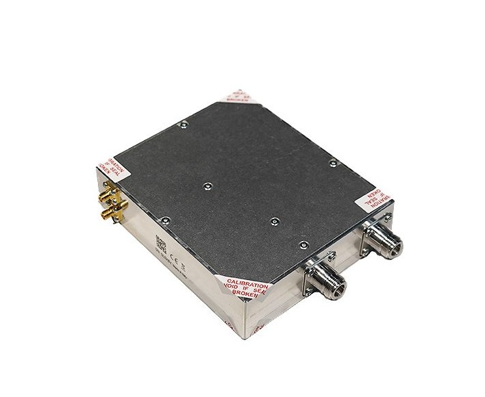 7000_00757810_PRT_01.jpg Metallisches quadratisches Gerät mit Schrauben und Anschlüssen, Etiketten an den Ecken.