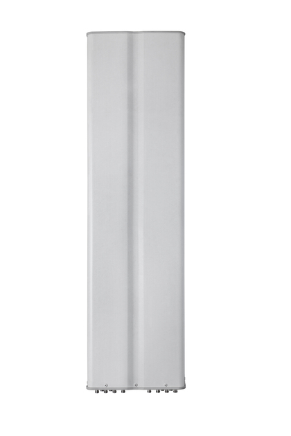 Große vertikale Antenne mit grauer Metalloberfläche.