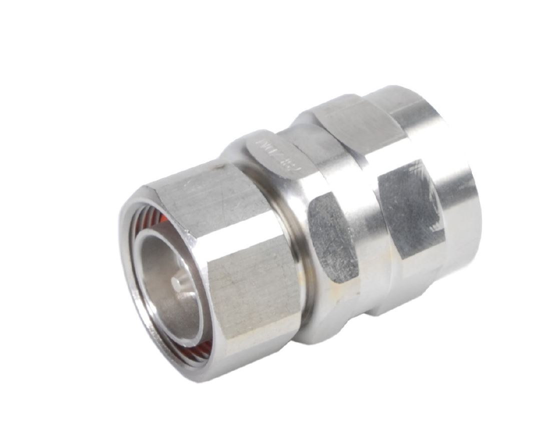 Metallkoaxialstecker mit Sechskantanschluss, geeignet für Kabelverbindungen.