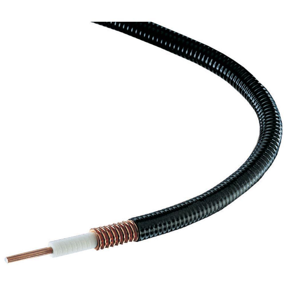 Koaxialkabel mit schwarzem Außenmantel und freigelegtem Kupferkern.