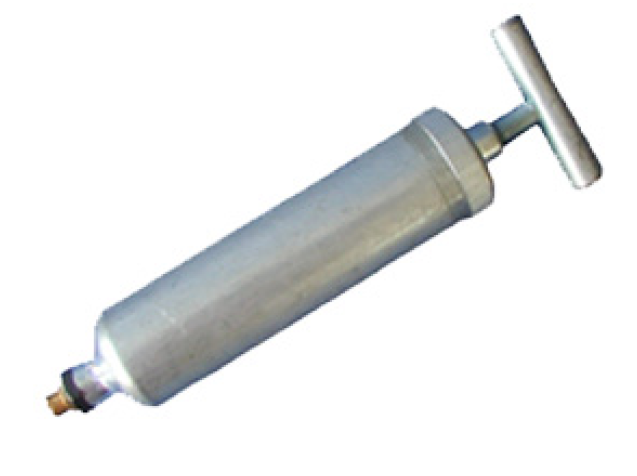 Silberne Fettpresse mit T-Griff und Düsenanschluss.