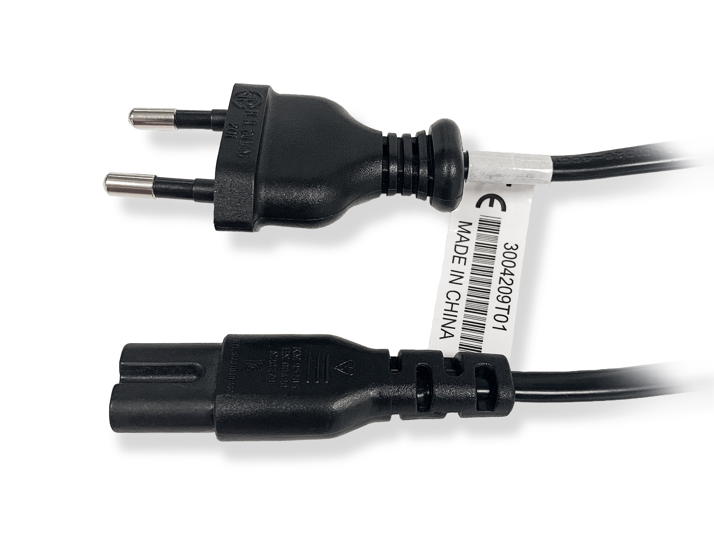 7000_00753166_MOT_01.jpg Schwarzes Netzkabel mit Eurostecker und IEC-Stecker, Etikett 'MADE IN CHINA'.