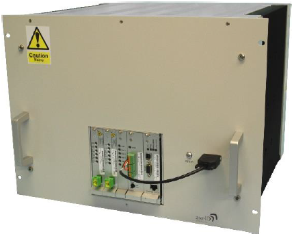 Elektrisches Gerät mit Warnschild und Steckverbindungen.