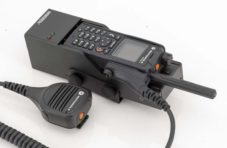 Funkgerät mit Antenne, Mikrofon an Kabel angeschlossen.