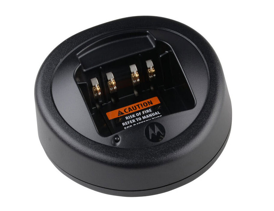 Schwarze Ladegerätstation mit Vorsichtshinweis: Brandgefahr.