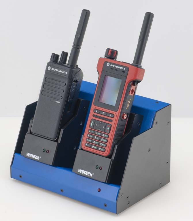 Zwei Funkgeräte in einer Ladestation. Eines schwarz, eines rot.