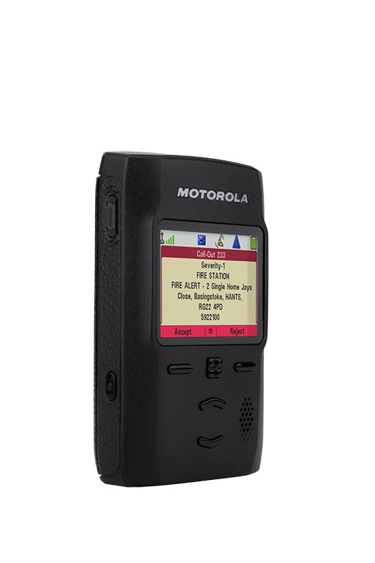 Schwarzer Motorola-Pager mit Alarmtext auf Bildschirm.