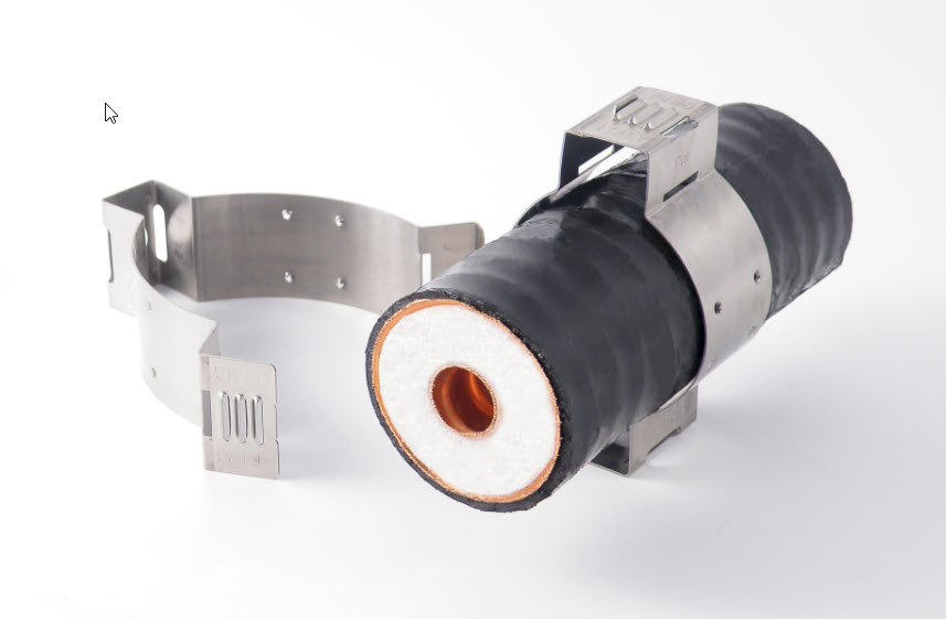 7000-00144200_fim_01.jpg Metal bracket with insulated pipe, black outer sheath, visible white and orange core.