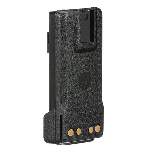 7000-00260800_mot_01.jpg Schwarzer Funkgerät-Akku mit drei goldenen Kontakten.