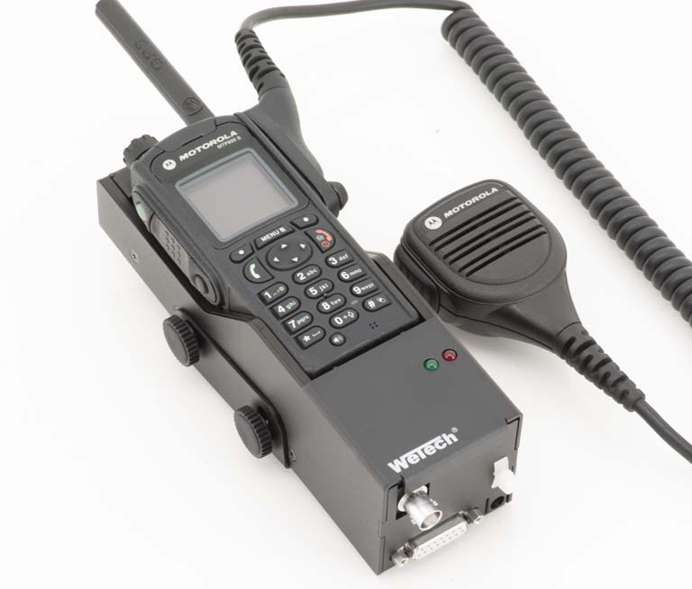 Funkgerät mit antenne und Mikrofon auf weißem Hintergrund.