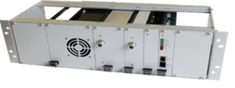 7000_00757722_SCH_01.jpg Metallgehäuse mit Lüfter, Schaltern und Anschlüssen für elektronische Geräte.
